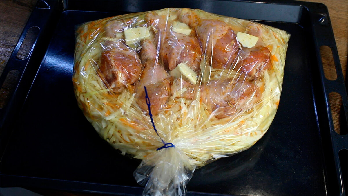 У нас такая капуста с курицей на расхват: нарезаю все ингредиенты и кладу в рукав для запекания (рецепт из серии "вкусно, быстро и просто")