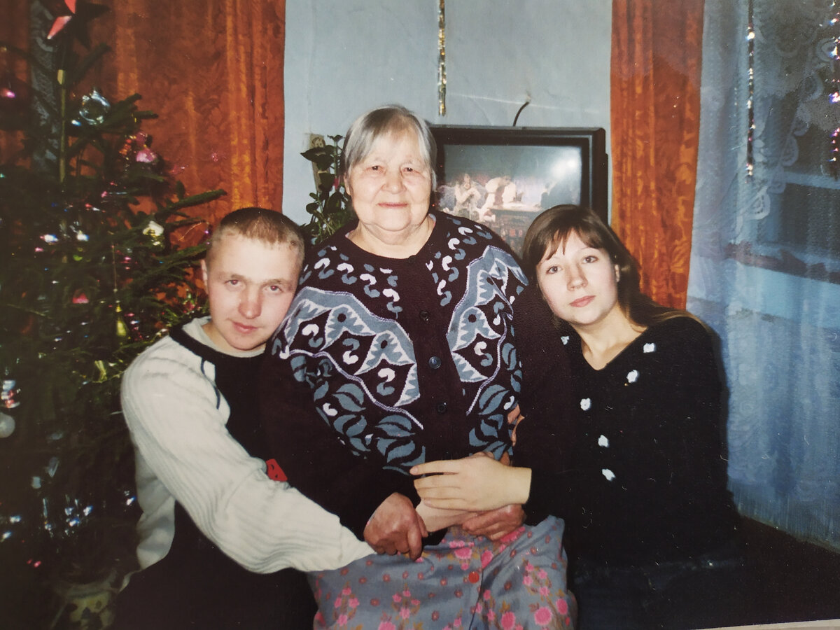 На фото сын, дочь и свекровь, фото 31 декабря 2005г.