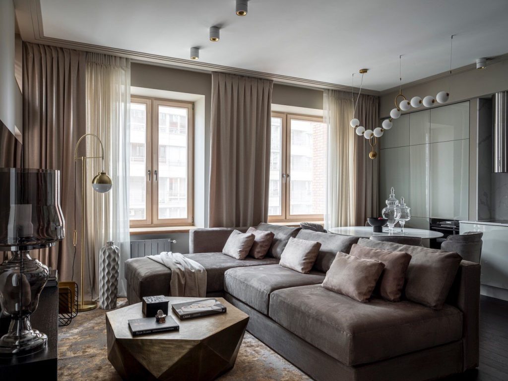 Этот современный интерьер в нейтральных тонах с оттенком бордо в качестве акцента, созданный дизайнером Александрой Сергеевой (студия «Notum Progect»), объединяет все пространства квартиры площадью 70 м² единой концепцией. Основной задачей дизайнера было создать стильный интерьер, который бы визуально расширял пространства благодаря плавным переходам из одной функциональной зоны в другую.