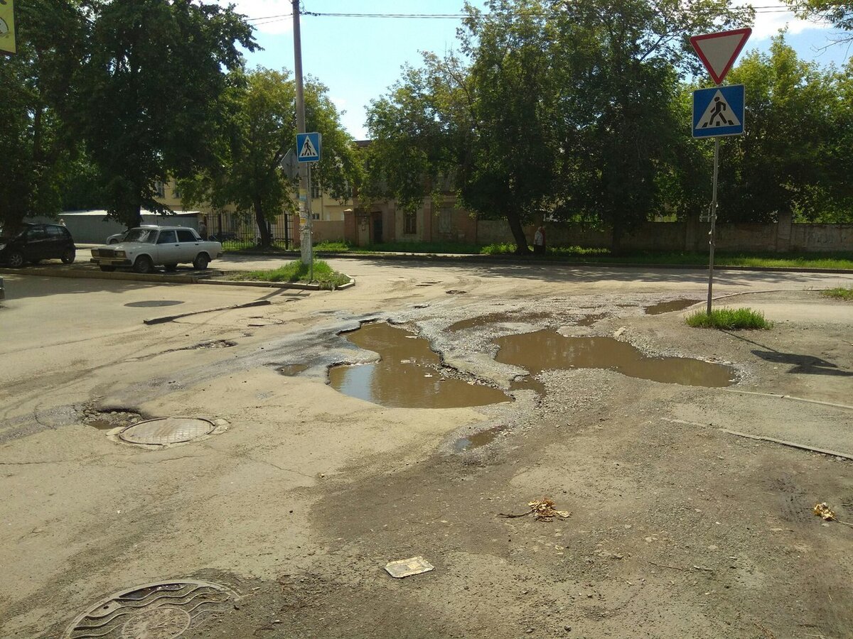 плохие дороги. яма на дороге. подмосковье ямы. яма на дороге куда обращаться. большая яма на дороге.