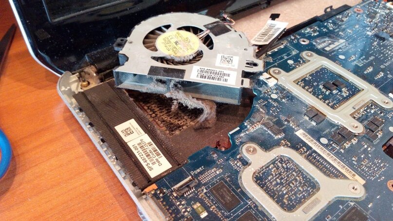 Возможно так сейчас выглядит Ваш ноутбук изнутри