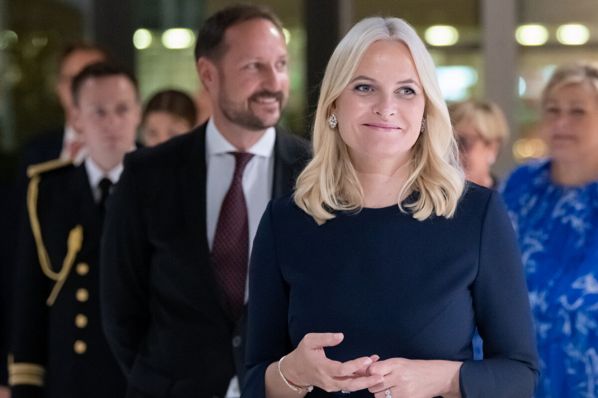 Метте Марит и Хокон, кронпринц Норвегии (на заднем плане) © SILAS STEIN/GLOBAL LOOK PRESS