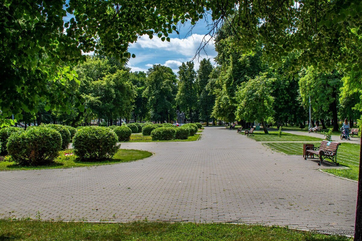 Краснокурсантский сквер. Скверы Москвы. Парк Лефортово площадь Москва. Скверы Кировского парка.