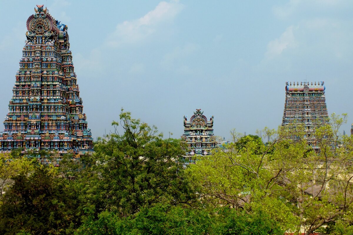 Гопурамы храма Минкаши в Мадурае, штат Тамилнад.