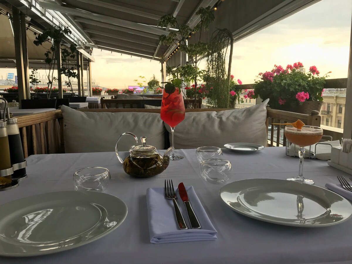 Можно сесть на террасе или внутри - мы выбрали террасу