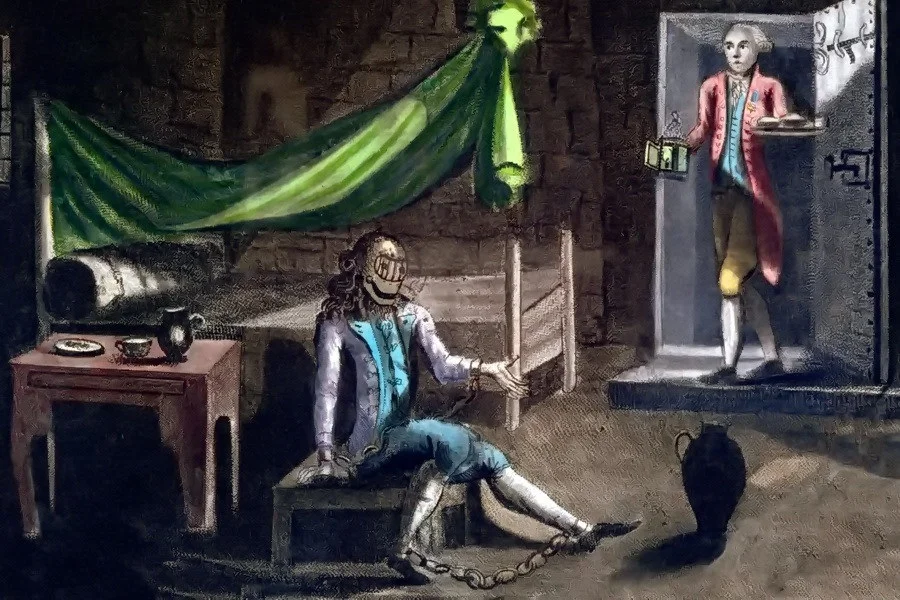 Но маска на нём была, как писали очевидцы, была не железной, а из чёрного бархата.