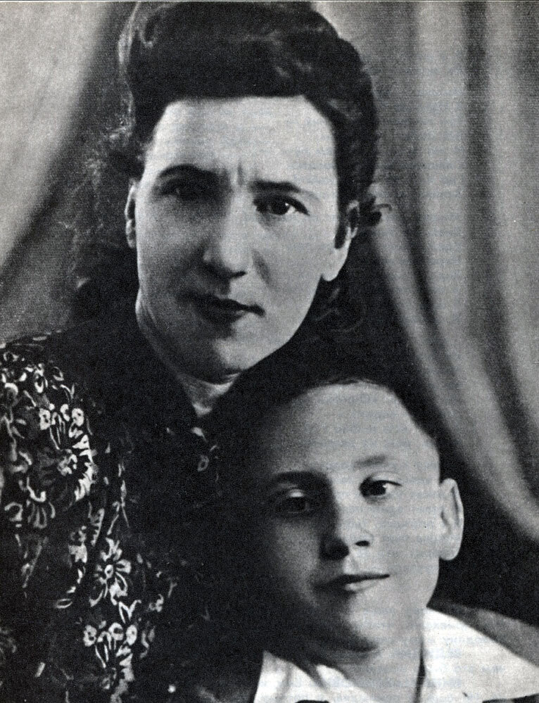 Володя Высоцкий с мамой