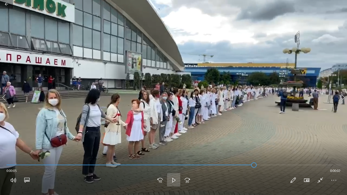 Цепи солидарности с мирными демонстрантами, разогнанными силовиками. Информация с Телеграм-канала взята с разрешения правообладателя .