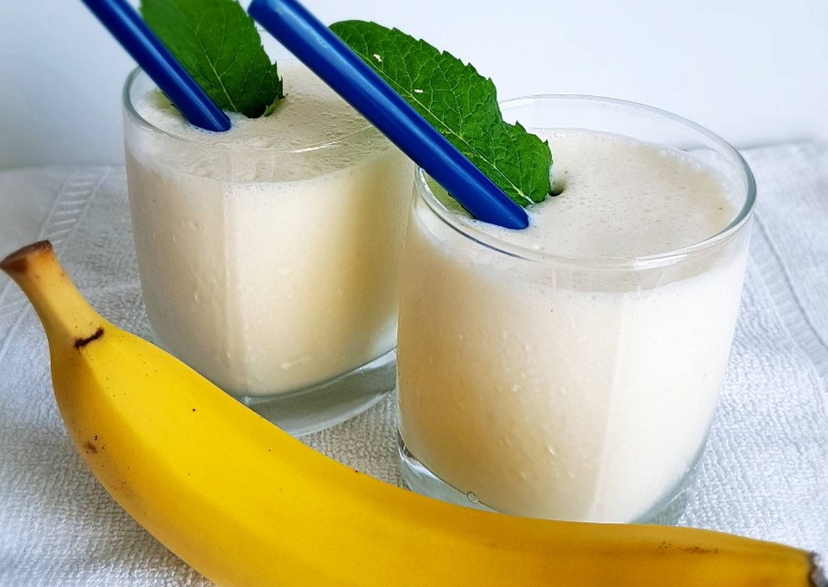 Молочно-банановый коктейль с мороженым. Коктейль молочный "банан". Молочные коктейли банановый. Коктейль банан с молоком. Банановый коктейль с мороженым в блендере