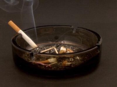 Давайте поговорим о вреде курения, а вернее, о токсичных людях, убежденных во вреде курения другими людьми. Вы курите? Я - нет. Но к курильщикам отношусь в целом лояльно, если те не нарушают мое личное пространство. Тема для размышлений навеяна событиями относительно недавними, о которых рассказала мне одна моя хорошая знакомая Катерина (имена героев изменены).  Катя - мать двоих очаровательных мальчишек-двойняшек. Обычная женщина, проживает в ничем не примечательной пятиэтажке. Со дня рождения и до той поры, пока ее сыновья не повзрослели, заботилась о них, как и положено матери. Практически каждый день выходила с ними на прогулку в маленький дворик с песочницей и качелями. Спускалась с 5-го этажа на первый, а затем в обратном порядке со своими мальчишками. В это время часто где-то между этажами на общей лестничной площадке стоял у окна с сигаретой в руке ее сосед Василий, вполне благополучный и уважаемый дядечка. У Василия была заботливая жена и красавица-дочь. А еще у Василия была сильная тяга к курению, от которой он никак не мог избавиться. Дома ему курить не разрешали, потому мужчина несколько раз на дню выходил на лестничную площадку и дымил там, словно паровоз. Катерина со своими малышами ежедневно проходила мимо курящего человека, вежливо здоровалась. Он так же вежливо кивал ей в ответ. Нравилось ли Катерине, что ей приходилось с малыми детками пробираться сквозь клубы сигаретного дыма? Конечно, нет. Но правилами тех лет курение на общей лестничной площадке не возбранялось, а Катерина сама по себе была женщиной неконфликтной. К тому же с семьей Василия у нее сложились вполне добрососедские отношения. "Ну, курит, и пусть себе курит, ведь не на моей же жилплощади он пыхтит сигаретой", - рассуждала женщина. Увы, благодушным добрососедским отношениям спустя несколько лет было суждено прерваться, чему предшествовали некоторые события. Красавица-дочь повзрослела, вышла замуж и родила Василию прелестную внучку. Родные и близкие, хлопочущие о бесценном здоровье новорожденной девочки, решительно и бескомпромиссно потребовали от Василия избавиться от зловредной привычки. Даже если человек не курит в своей квартире, а выходит на лестничную площадку, все равно от него разит табачным дымом. За ультиматумом последовал ряд психологических атак со стороны всей многочисленной родни и поникший Василий вынужден был сдаться. Искоренить многолетнее пристрастие к табакокурению было не легко, но он выдюжил и справился с никотиновой зависимостью. Силы воли хватило на то, чтобы во имя крепкого здоровья любимой внучки отказаться от сигарет. Однако за это время подросли братья-двойняшки. Все эти годы, от рождения до поры своего взросления они видели, как дядя Вася ежедневно, словно часовой на посту, стоял у окна на лестничной площадке и с наслаждением затягивался сигаретой.  Дядю Васю уважали все в доме. Как хороший семьянин и порядочный человек, он служил положительным примером подрастающему поколению. И ничего удивительного в том нет, что подросшие братья-двойняшки, а также приходящие к ним в гости друзья, так же потихонечку начали баловаться сигаретками, стоя у окна на лестничной площадке. Однако такое подражательство пришлось не по душе всей семье дяди Васи. Как только кто-то из братишек выходил с сигаретой на лестничную площадку, дверь в квартире дяди Васи широко распахивалась и пространство подъезда оглашалось воплями его домочадцев разных тональностей: "Как вам не стыдно! Немедленно убирайтесь отсюда со своими сигаретами! Сейчас милицию вызовем!" Катерина со своей стороны тоже пробовала увещевать своих ребят, но те лишь хмурились и со злостью отвечали: "Мам, ну ты же помнишь, как он дымил сигаретами в подъезде, так почему ему можно было, а нам нельзя? Он свою внучку жалеет, поэтому теперь не курит, а почему он нас не жалел?" На такие аргументы Катерине возразить было нечем. И в самом деле, почему? Кто научил ребят стоять у окна с сигаретой, кто подал такой пример?  Минувшим летом вступил в силу Декрет № 2, ужесточающий антитабачное законодательство. Курение на лестничных площадках в настоящее время запрещено. Братьям-двойняшкам пришлось с этим смириться. И все же лично у меня отношение к этой истории неоднозначное. Кто их них прав? По закону, бесспорно, жильцы квартиры с новорожденной девочкой. Но чисто по-человечески я от всей души отвесила бы тому дяде Васе хорошего "леща".