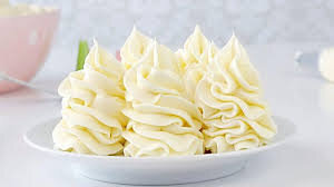 По вкусу такой крем напоминает пломбир и подходит для смазывания коржей.