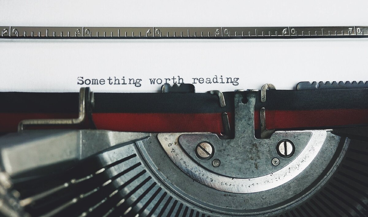 https://www.pexels.com/photo/black-and-red-typewriter-on-white-table-3695297/