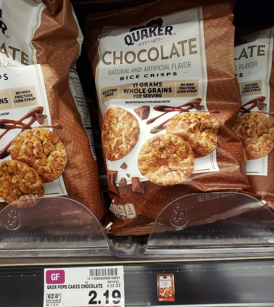 Рисовые чипсы с шоколадом (около 170 рублей). Фото автора