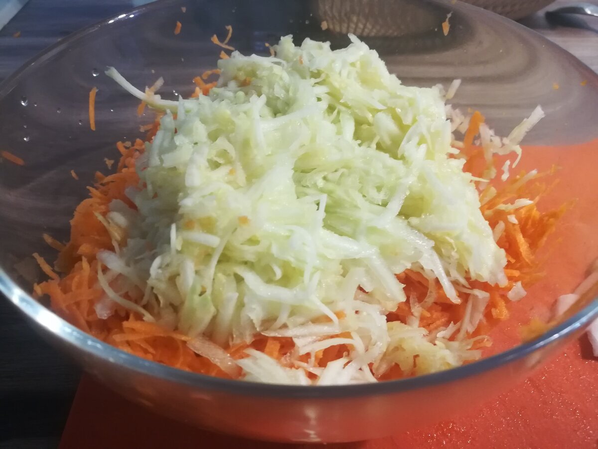 Натертый кабачок и морковка