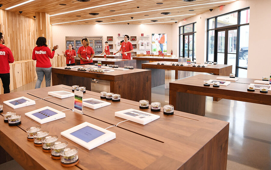 High Point: 420 is typically the biggest sales period of the year for dispensaries. This April, cannabis consumers stocked up early Диспенсарий Medecine Man в штате Колорадо Фото Denise Truscello/Getty Images for MedMen