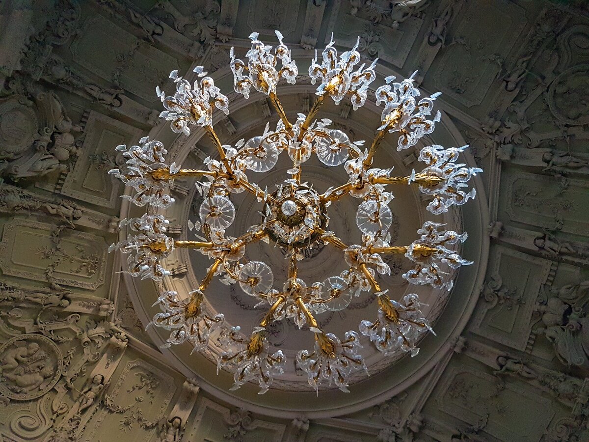 Люстра над парадной лестницей ©НЕтюлений отдых