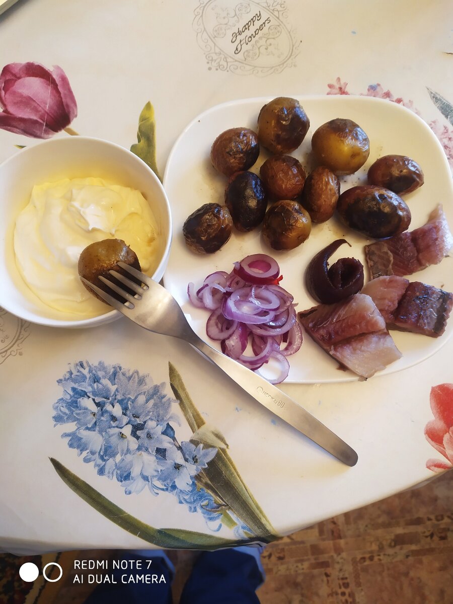 Мини-картофель с соленой селедкой , с репчатым луком и сметанно-чесночным соусом. 