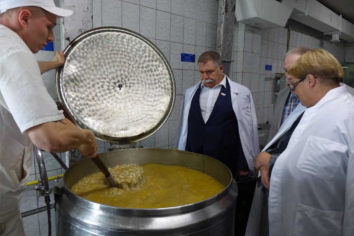Общий котел. Приехали проверяющие - от сюда и густота. И мясо наверно там, как "положено"!
