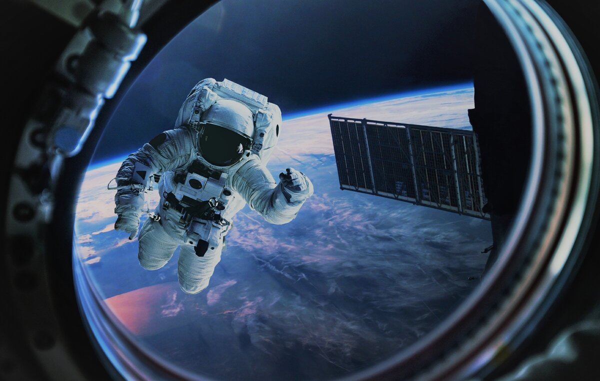 Источник https://vsthemes.ru/uploads/posts/2019-07/1581997650_astronaut-in-space_vsthemes_ru-9.jpg