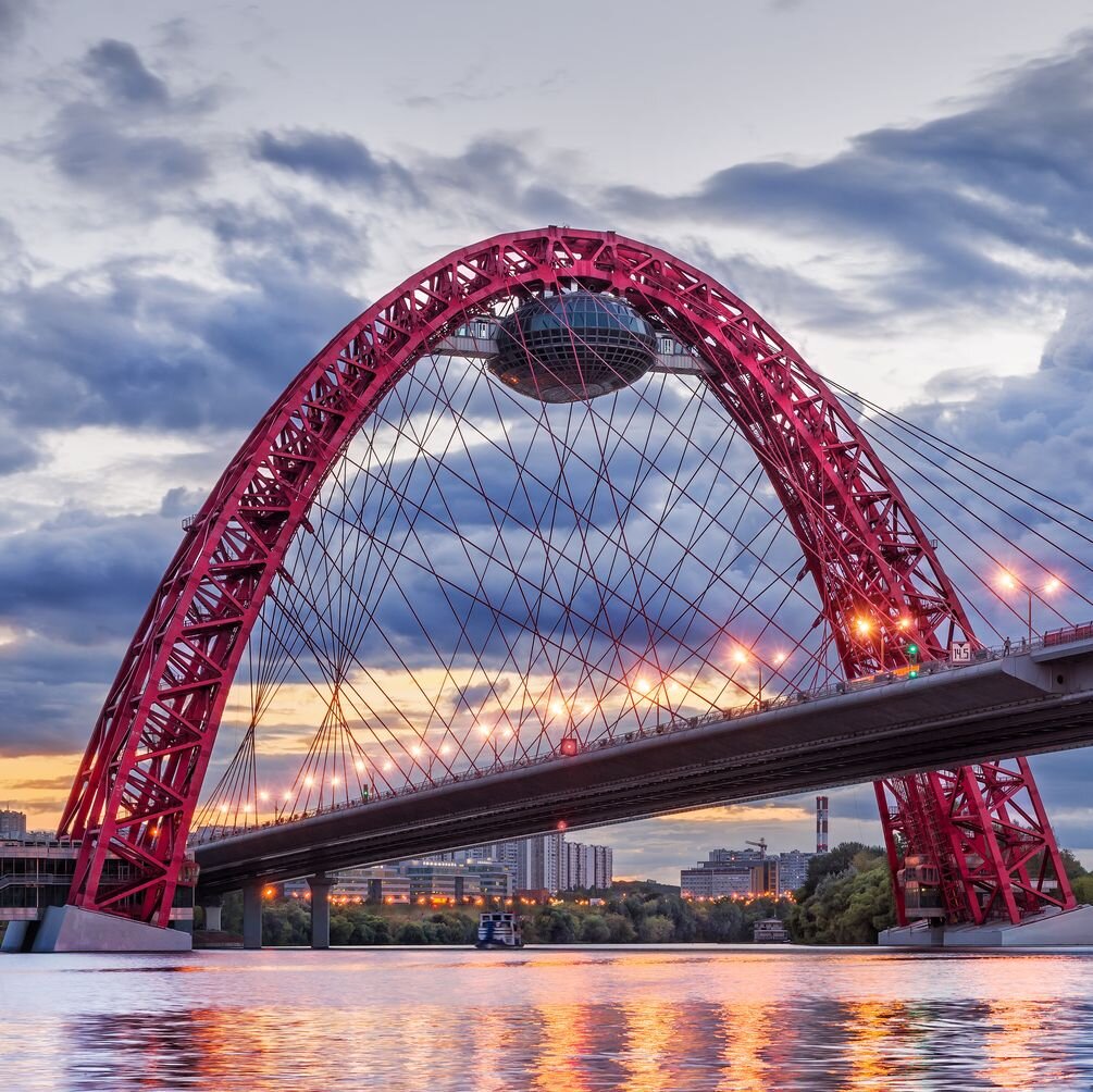 Над мостом. Красный вантовый мост в Москве. Живописный мост в Москве. Вантовый мост в Москве живописный. Москва река живописный мост.