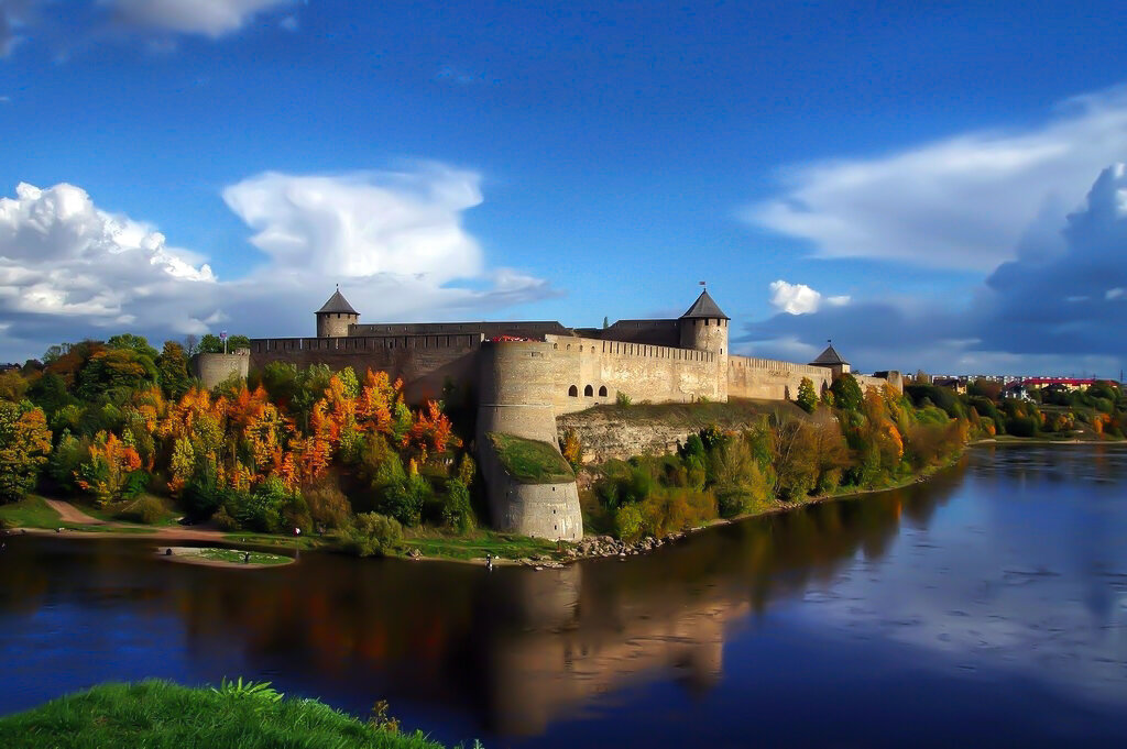 Нарва (город в эстонской ССР). Крепость в Нарве Эстония. Нарва город крепость. Нарвский замок Нарва.