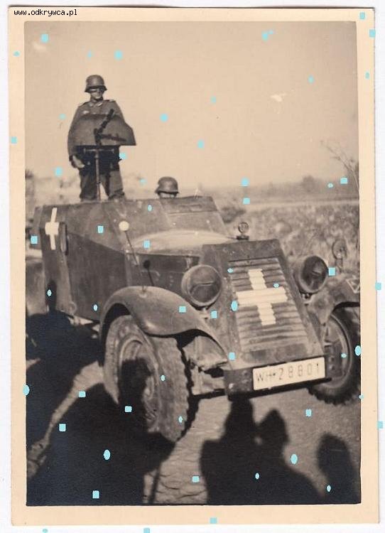 Sd.Kfz 13 с поднятой пулемётной установкой. Над радиатором виден круглый термометр, замеряющий температуру охлаждающей жидкости.