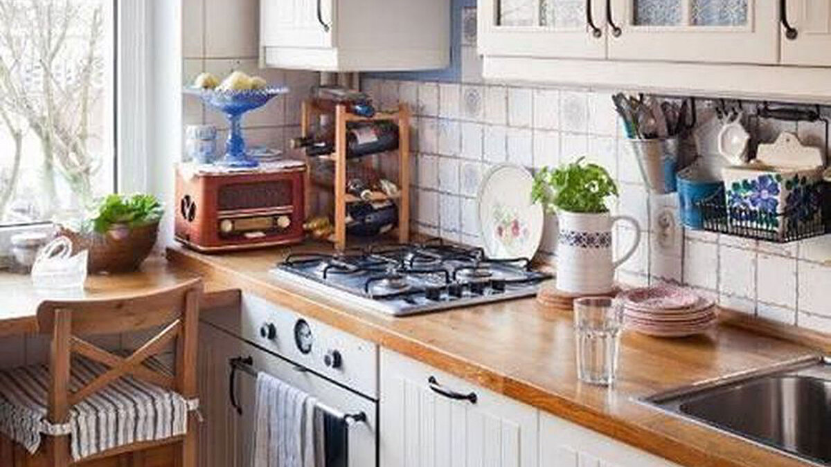 Маленький кухонный гарнитур. Обустройство подоконника в качестве барной стойки.