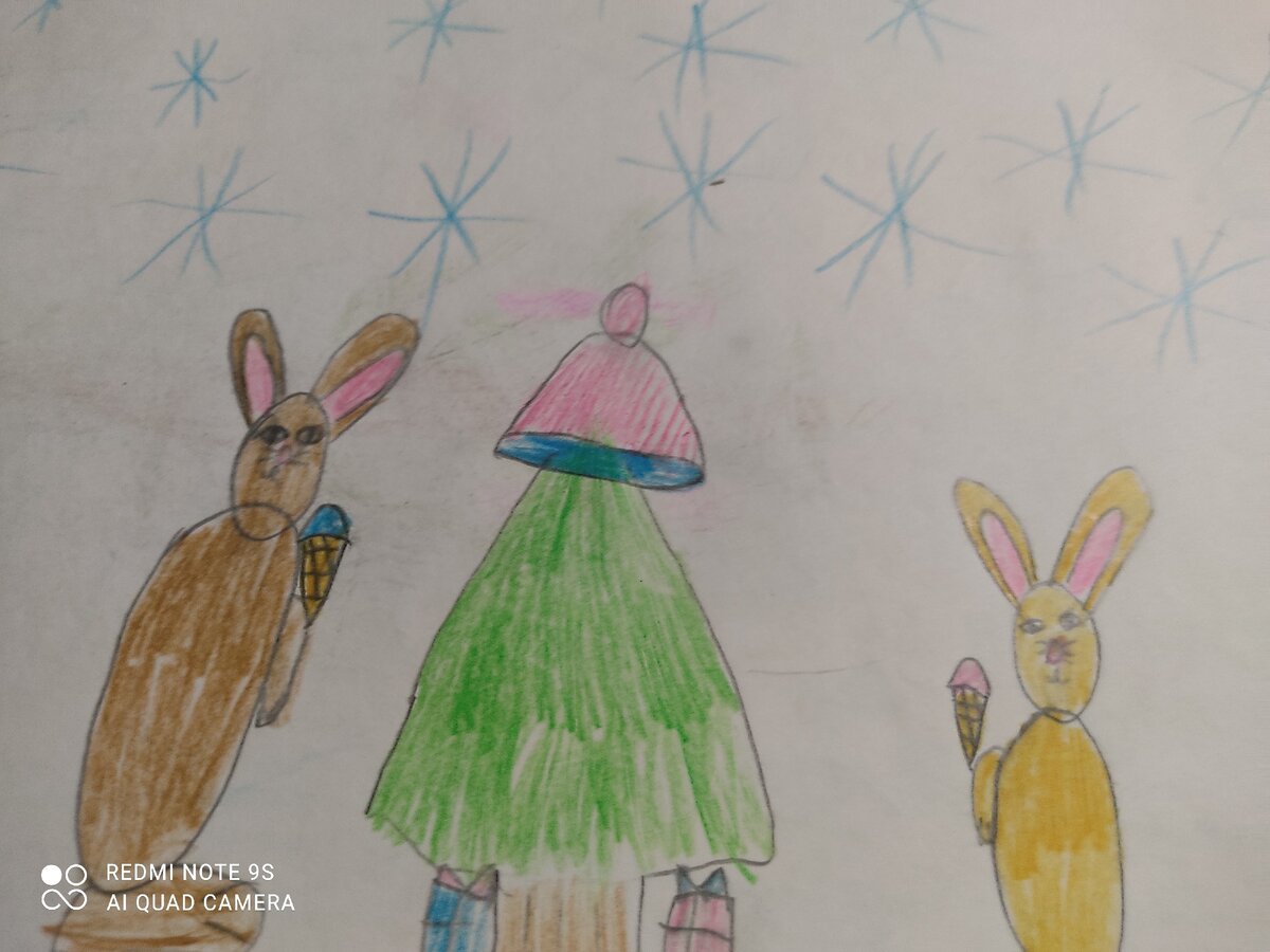 А это зайчики. Нам, взрослым не понять, почему у них по одной руке и почему они такие злые. Да ещё и шапка на ёлке Новый год, а зайцы мороженное едет.