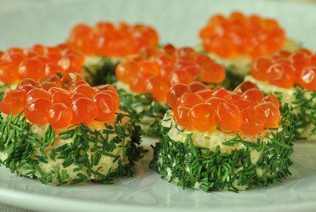 Хлеб, сливочное масло, икра, зелень.