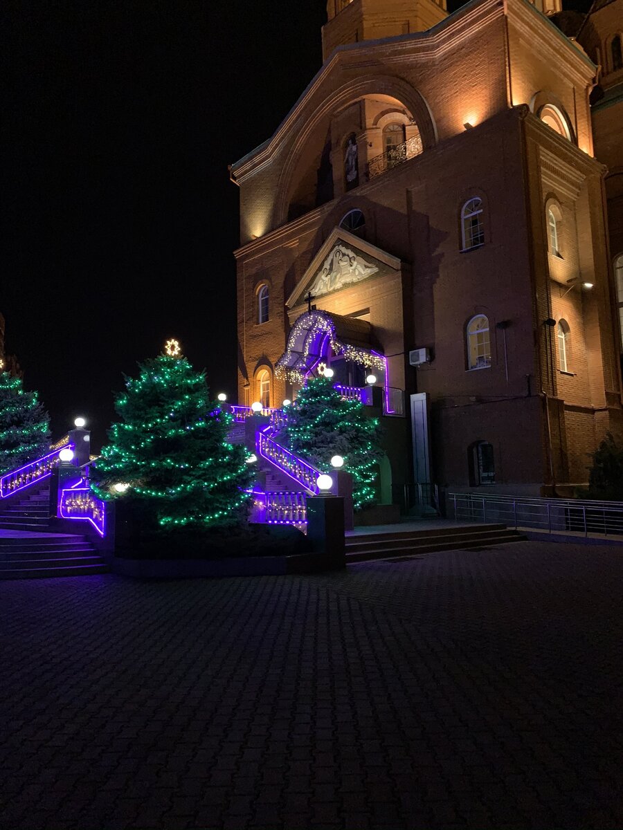 Вот так украшена территория Храма. Фото автора