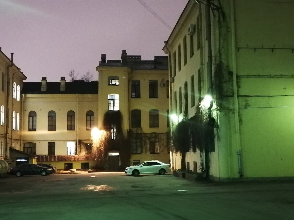 Внешне - совершенно невзрачные здания, а внутри - такие богатства