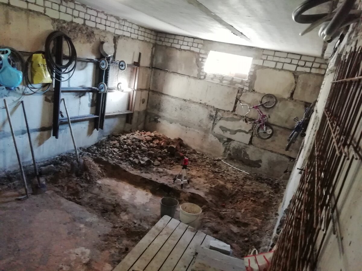 Начинаем с выравнивания поверхности, которую необходимо подготовить