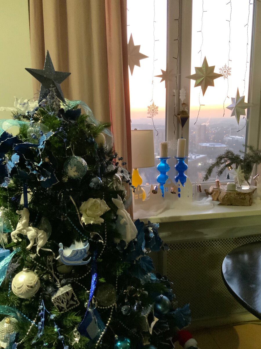Нашей искуственной елке 17 лет))) 