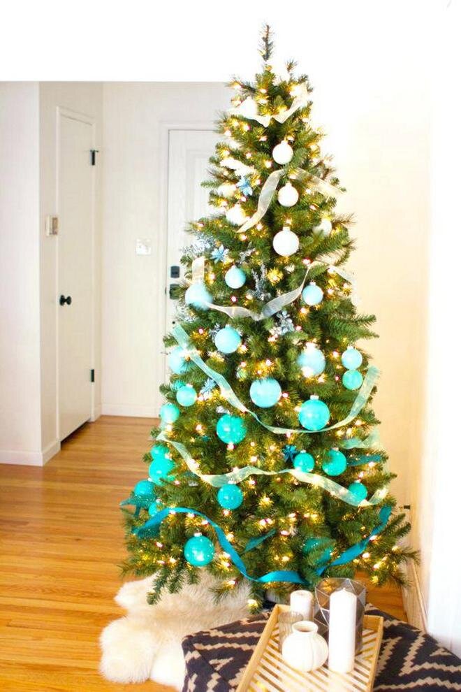 украшение елки. украшаем елку 2021 цвета. стильное украшение елки. стильное украшение елки 2022. украшения елок на новый год 2021.