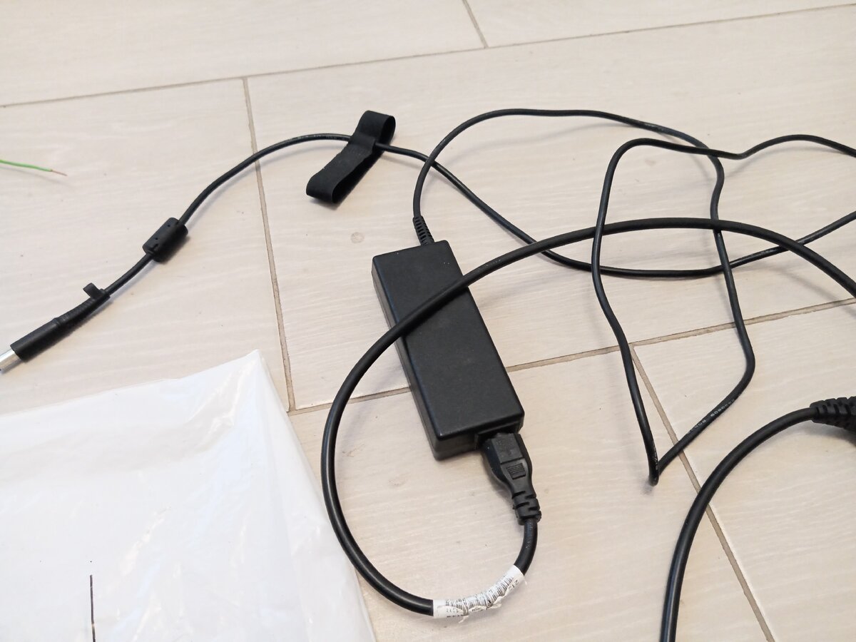 Адаптер питания ноутбука HP. Фото автора.