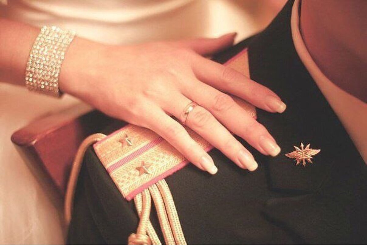 «Офицерские жены, Вы погон не носили.
Ваша жизнь- гарнизоны
На просторах России…» (Наталия Гросс)

