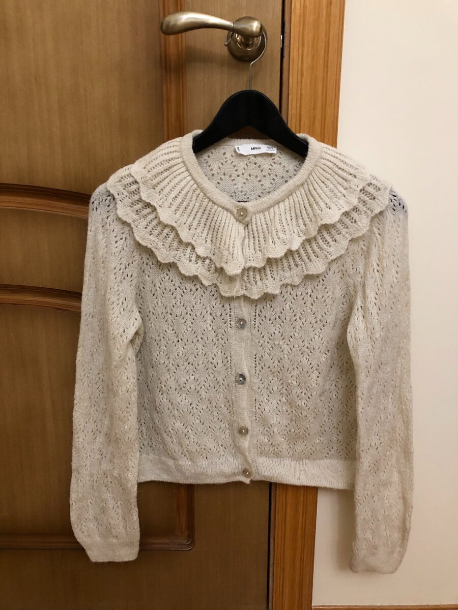 Сразу после стирки, не отпаренный. Очень красивые перламутровые пуговицы у него.