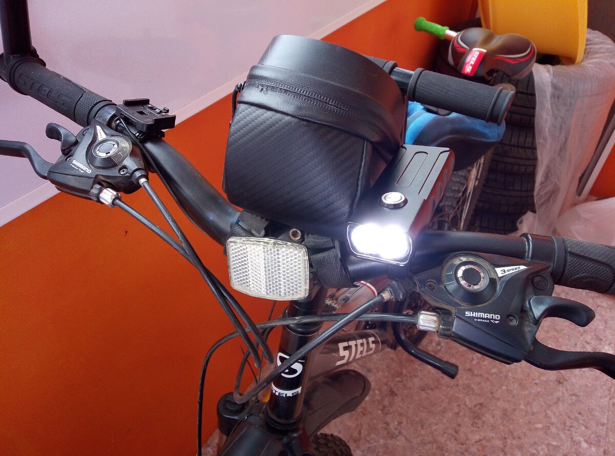 Фонарь на велосипеде