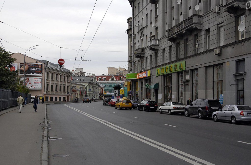 Ул солянка фото. Солянка улица Москва. Пешеходная улица солянка. Улица солянка книжная арка. Улица солянка красивые места.