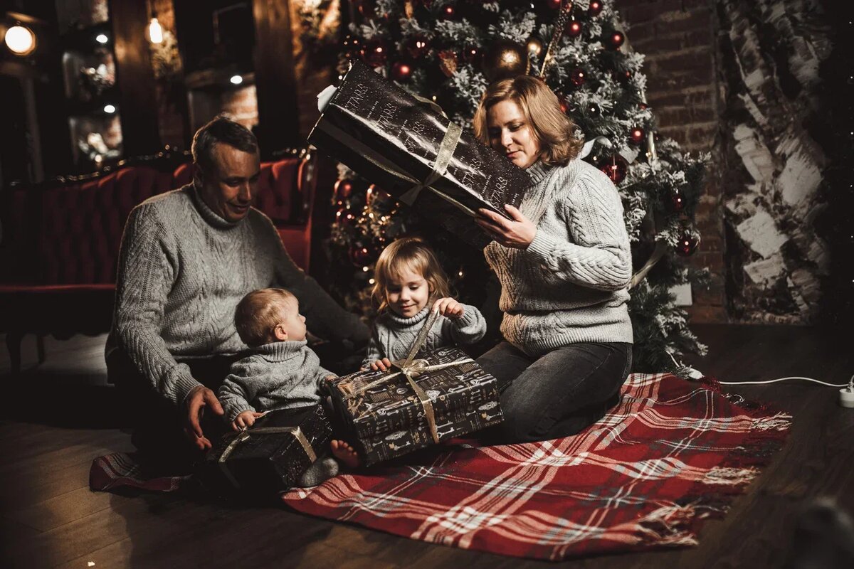 Моя семья во время новогодней фотосессии