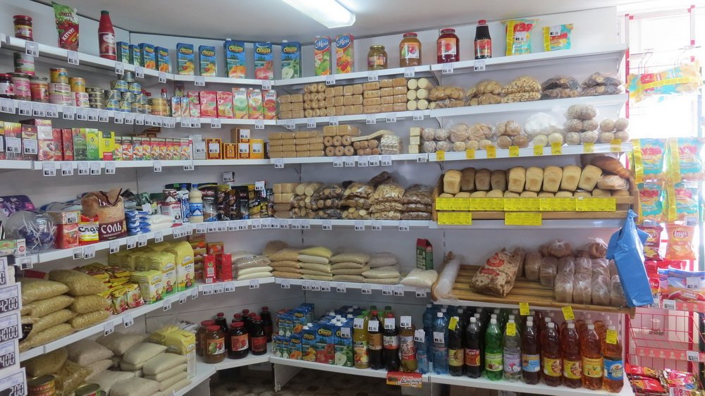 Какие товары ходовые. Ассортимент продуктового магазина. Витрина продуктового магазина. Ассортимент маленького продуктового магазина. Ассортимент товара в продуктовом магазине маленьком.