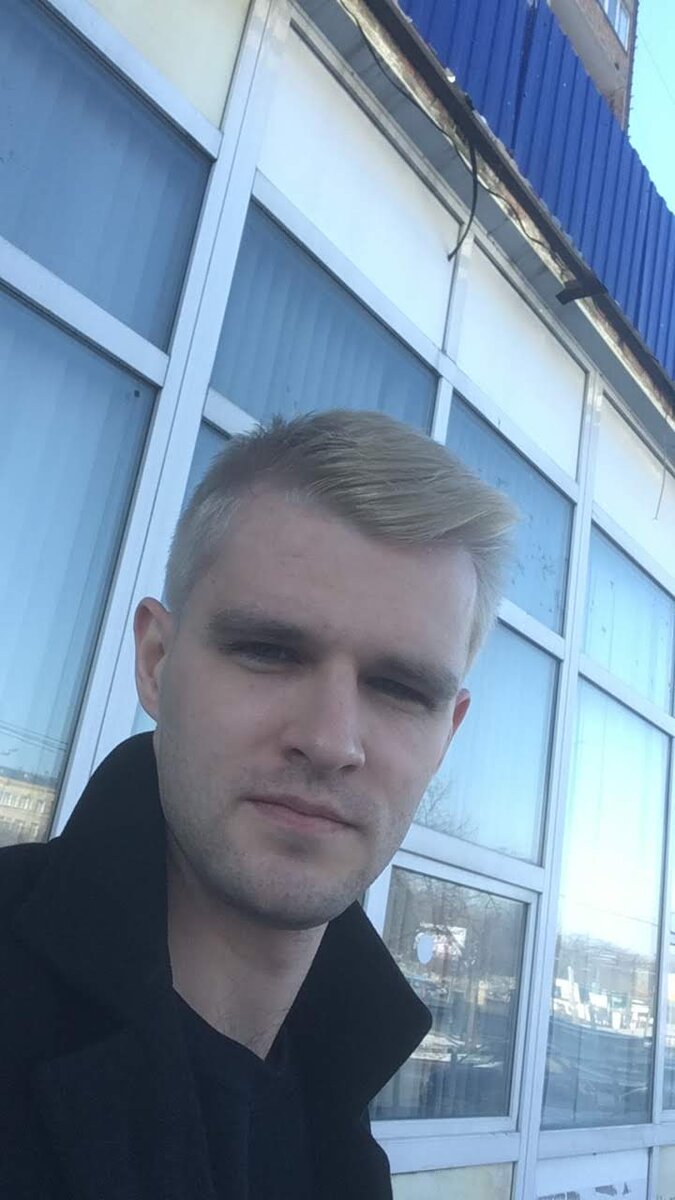 Не голубой, а блондин.