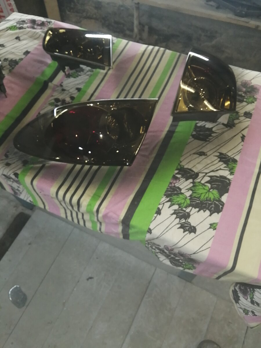 На задние ушло по мерному стакану одно деление лака отвердителя и 12 миллилитров чёрной краски. Вот результат. 