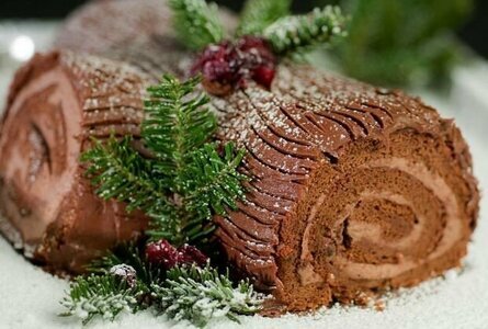просторы интернета. Торт полено на рождество из шоколада и крема на основе оливкового масла. 