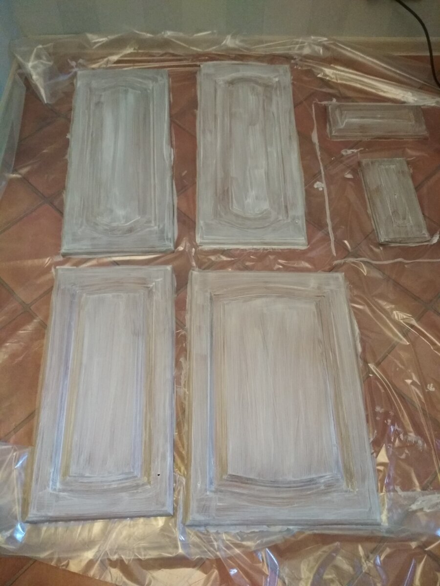 В процессе - загрунтовала фасады (листайте вправо). Фото из личного архива.