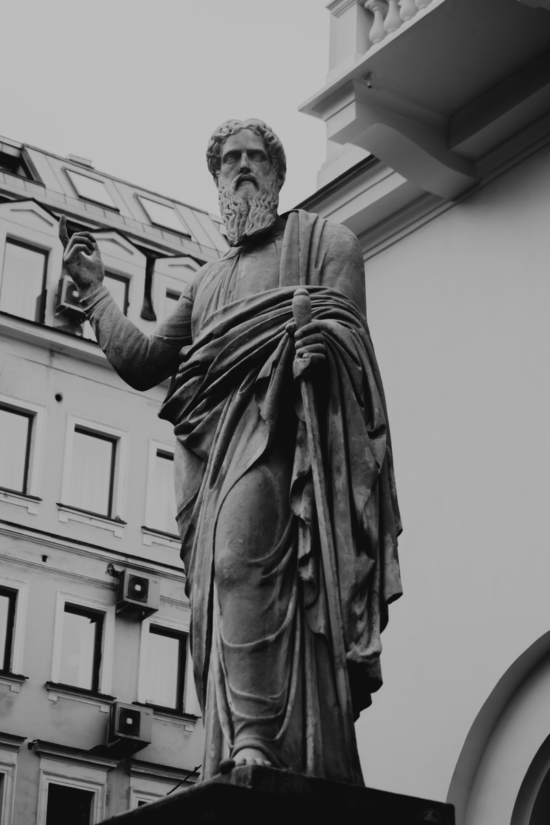 Скульптура апостола Павла у входа в собор. Фото автора.