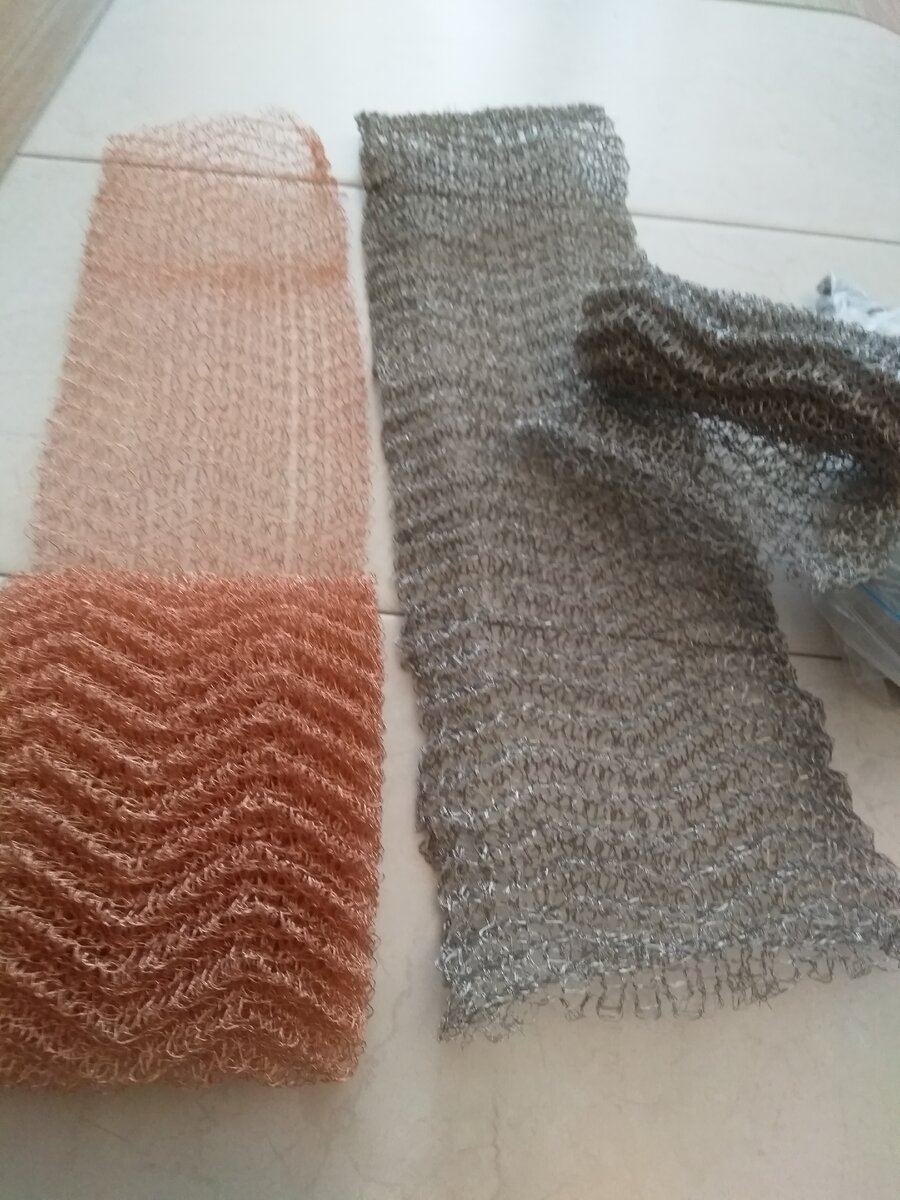 Регулярная проволочная насадка (РПН) . Слева - медная, справа - из нержавейки.