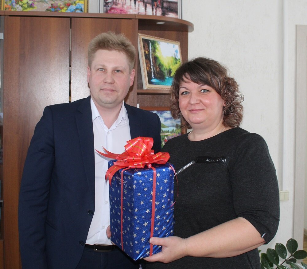 Начальник отдела ЦЗН Искитима Дмитрий Запрегаев вручает награду Надежде Максимовой