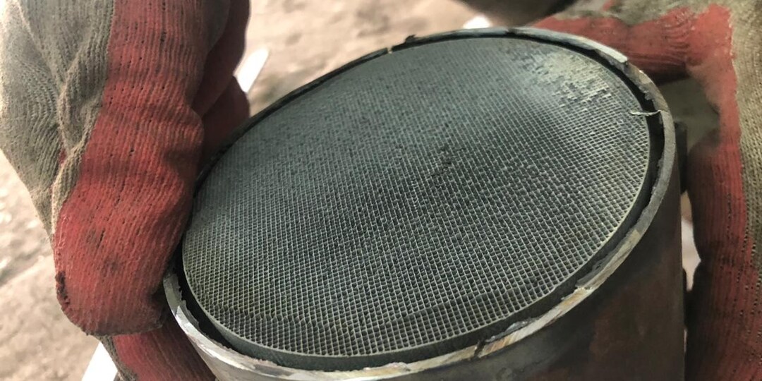 Как катализатор влияет на запах тухлых яиц в салоне автомобиля: удалять ли катализатор?