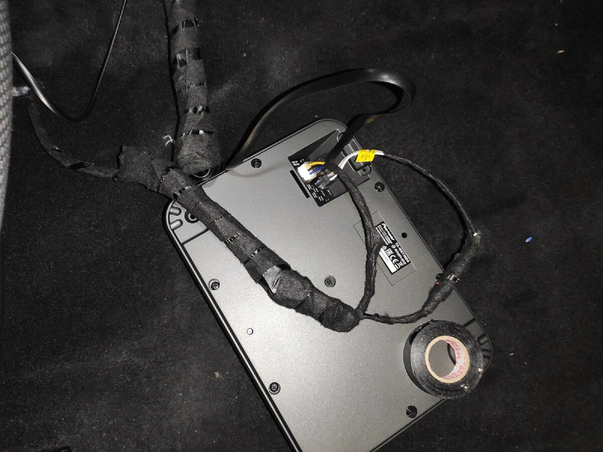 Провода укорачивать не стал, чтобы в перспективе можно было забрать его с собой в следующий автомобиль и там лишний раз их не наращивать.